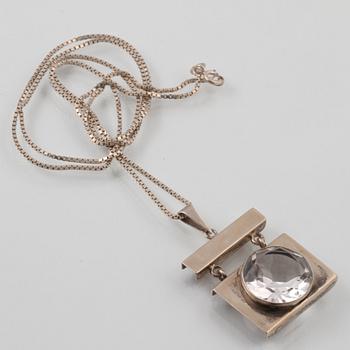 HÄNGE, sterlingsilver med fasettslipad bergkristall, stämplat A/K. Vikt 20,4 gram.