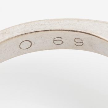 Ring, carmosemodell, 18K vitguld med safir och briljantslipade diamanter.