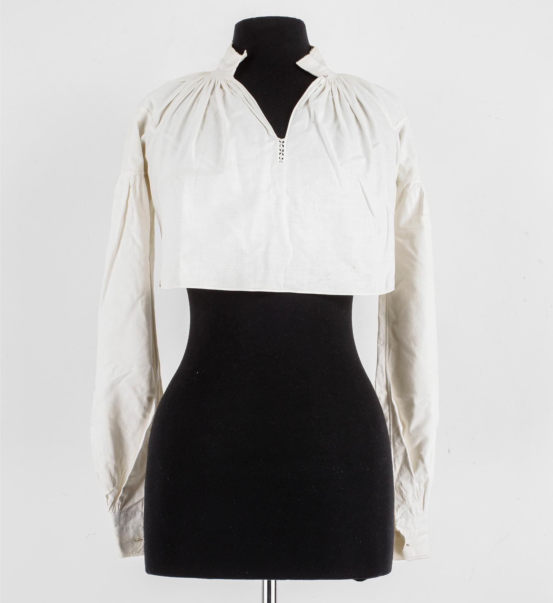 KVINNLIG FOLKDRÄKT FRÅN DELSBO, 10 delar, delvis från 1800-talet.