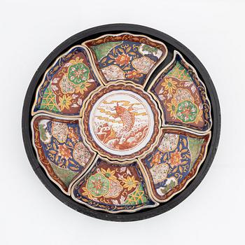 A box with a Japanese imari cabaret, 20th Century.