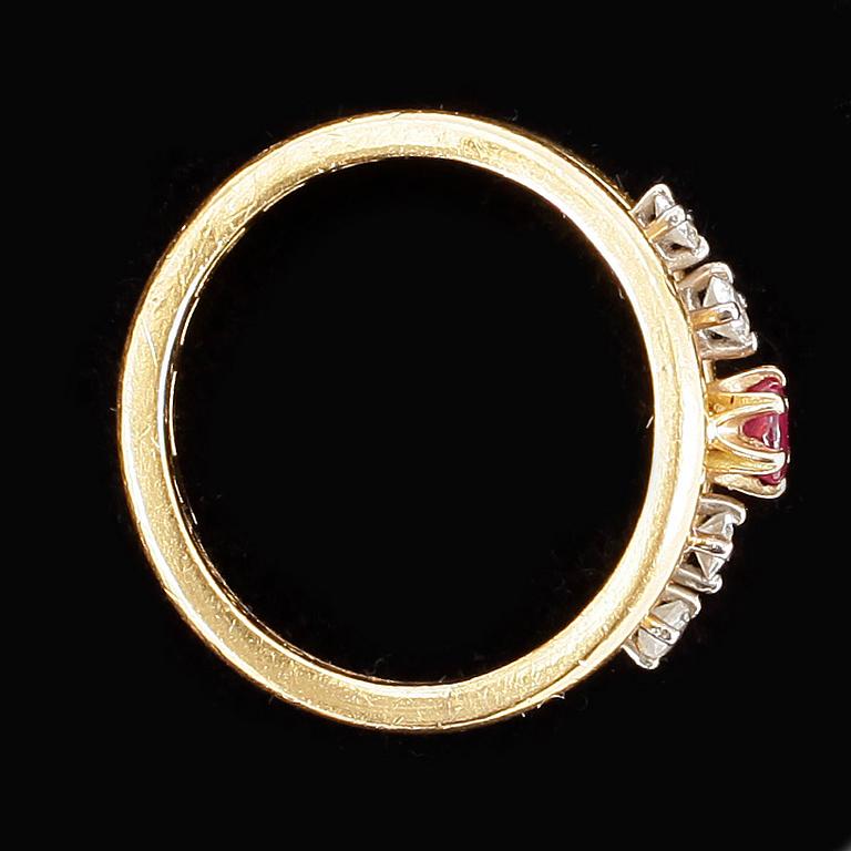Ring, 23k guld, facettslipad rubin samt briljantslipade diamanter. Total vikt ca 10 g.