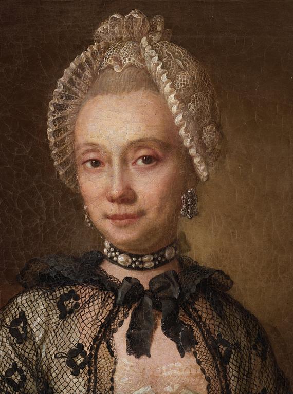 Ulrica Fredrica Pasch Tillskriven, Dam iförd vit klänning och svart spetsfischy.