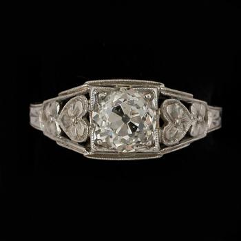 RING, platina, med gammalslipad diamant ca 1 ct. Otydlig stämpel. Vikt 5 g.
