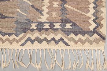 Barbro Nilsson, A carpet, "Strålblomman grå", flat weave, ca 282,5 x 216 cm, signed AB MMF BN.