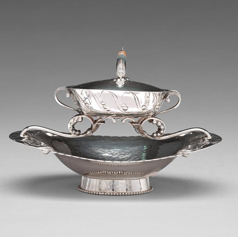 Georg Jensen, a bowl with cover on stand, Copenhagen 1919, design nr 81, 830/1000 silver.