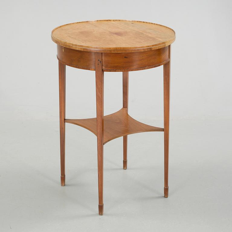 BORD. Sengustaviansk stil, 1900-talets första hälft.