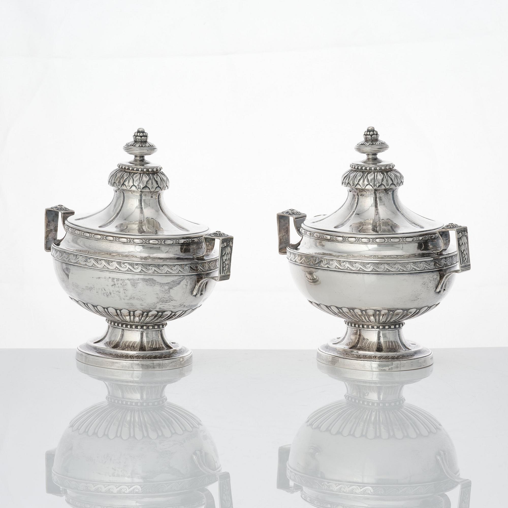 Arvid Floberg, såsterriner med lock och fat, ett par, silver, Stockholm 1780. Gustavianska.