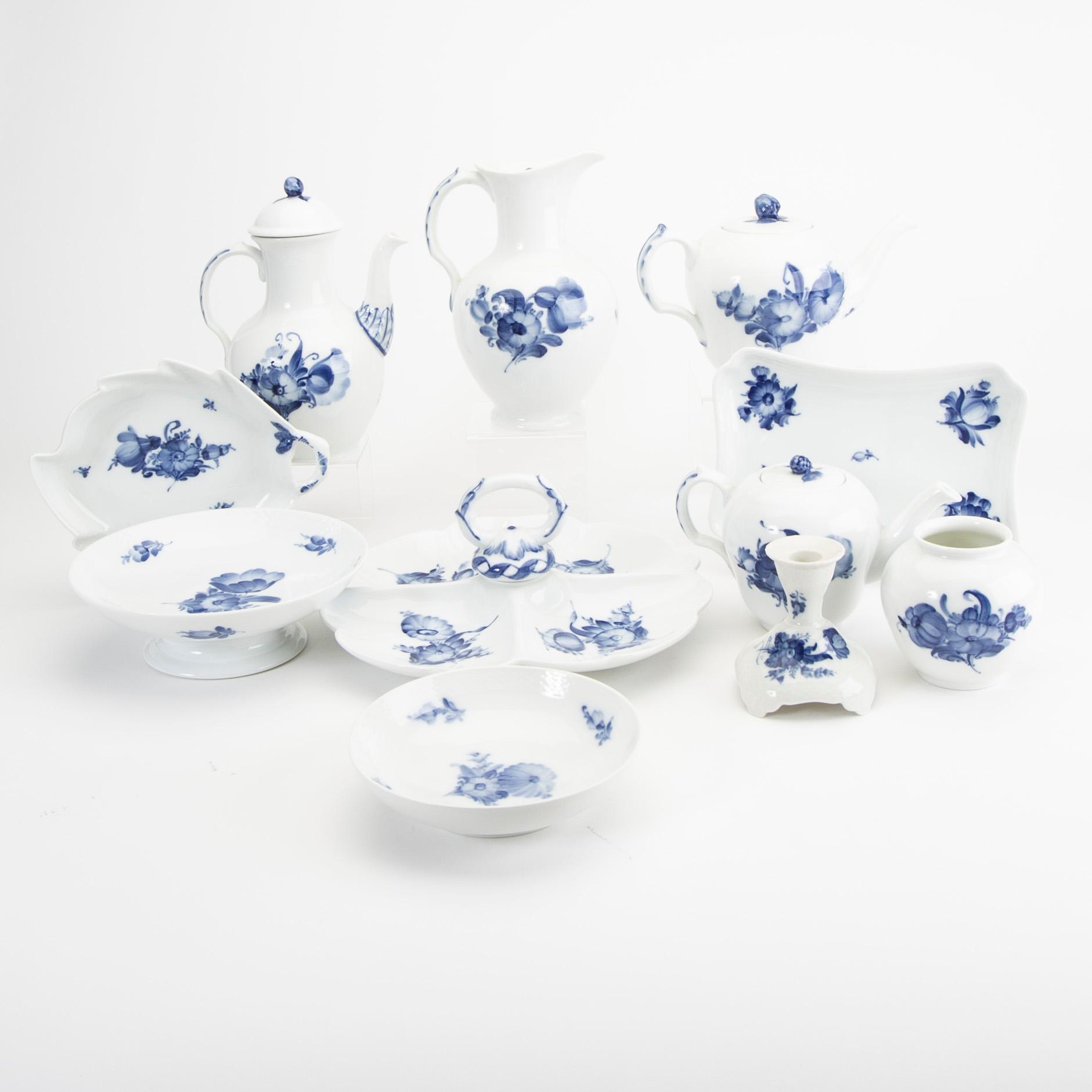 Service "Blå blomst" 74 dl Royal Copenhagen Denmark 1900s porcelain.
