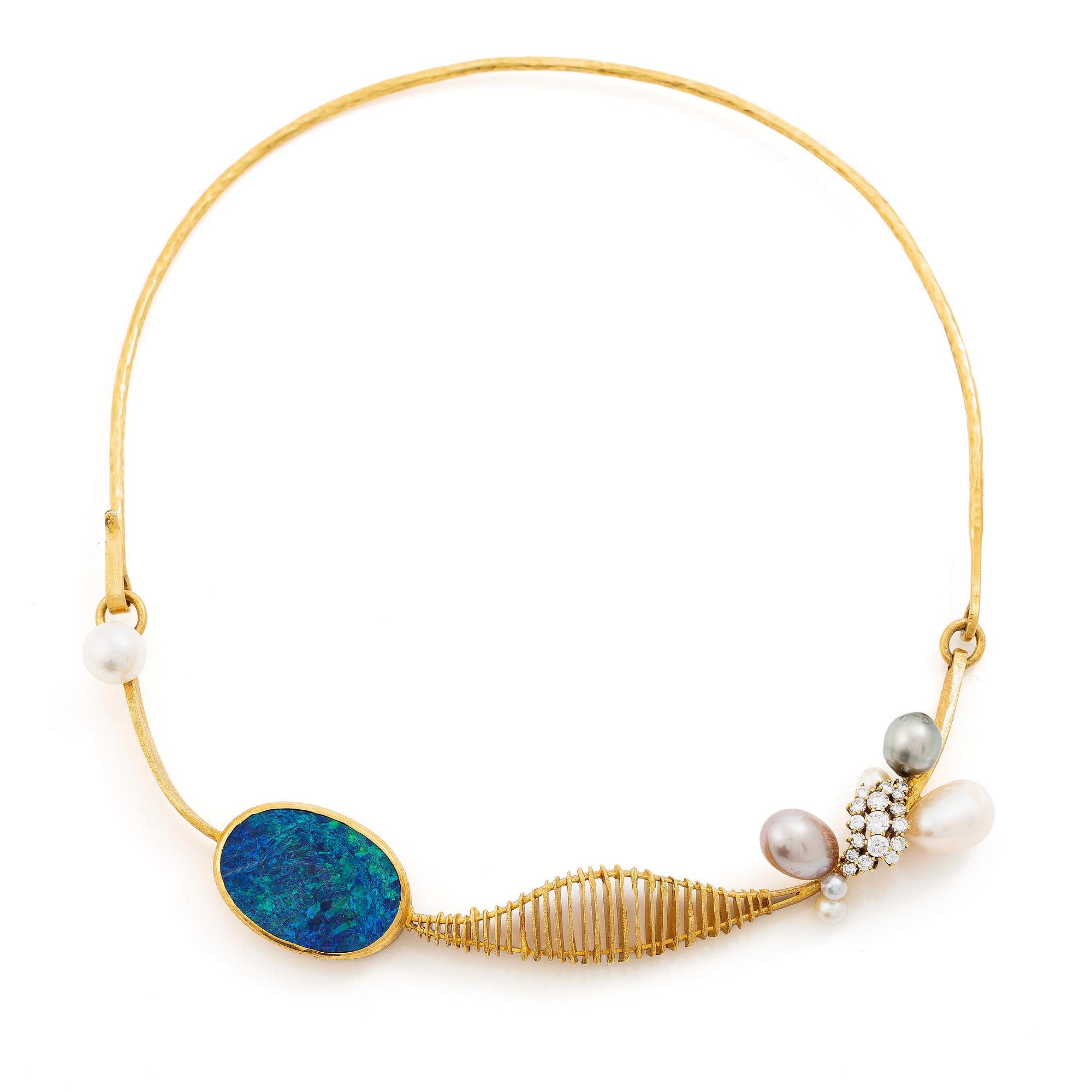 Karlheinz Sauer collier 18K guld och opal med odlade pärlor samt runda briljantslipade diamanter.