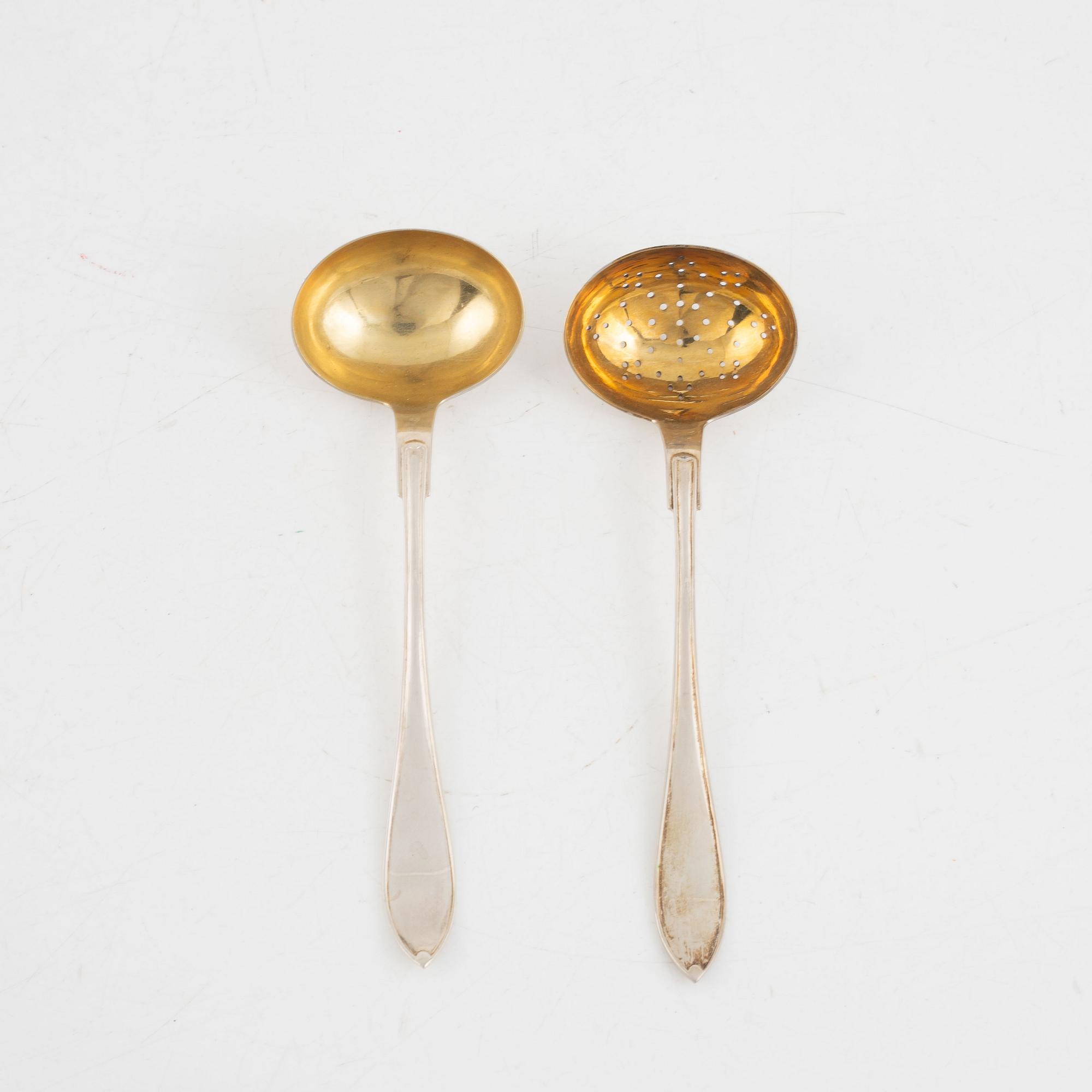 Bestickuppsättning i schatull, silver, 105 delar, modell "Svenskt spets", Svenska importstämplar samt GAB, 1919-23.