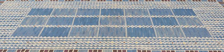 A CARPET, "Salerno blå", flat weave, 371,5 x 255,5 cm, signed AB MMF BN.