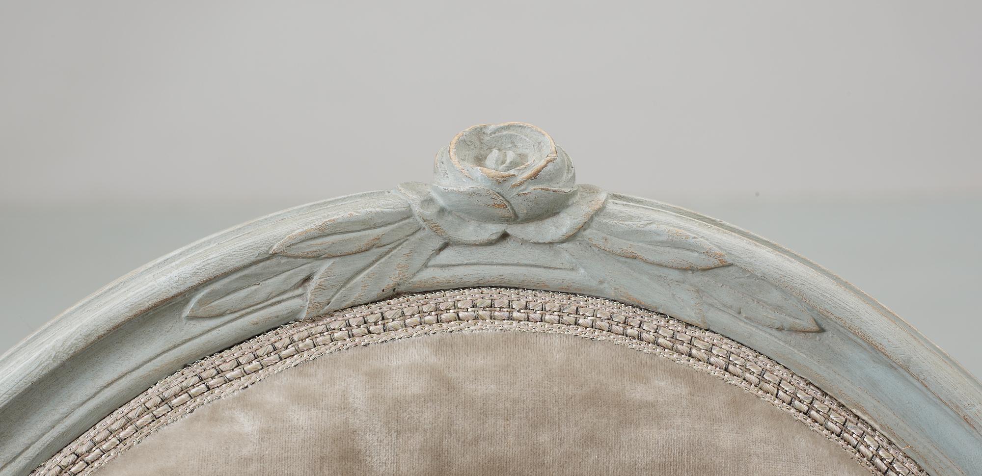 KARMSTOLAR, tre snarlika. Stockholmsarbeten, 1700-talets slut. Gustavianska.