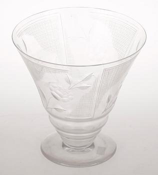 SKÅL PÅ FOT, 2 st olika, glas, 1900-talets första hälft.