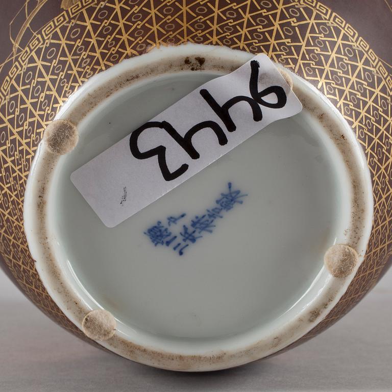 URNA med LOCK, porslin. Japan, 1900-tal, signerad.