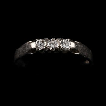 RING, 18 k vitguld med 3 diamanter tot c:a 0.23 ct. 1958. Vikt 3 g.