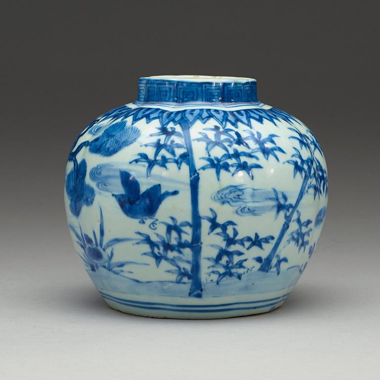 KRUKA, porslin. Ming dynasti, Wanli (1573-1620).