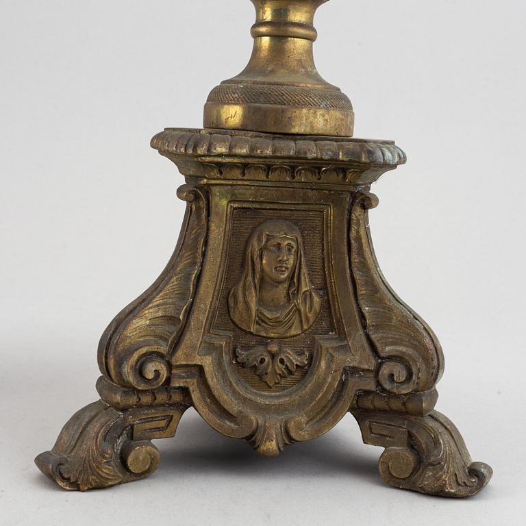 LJUSSTAKAR, ett par, brons, 1700-tal.