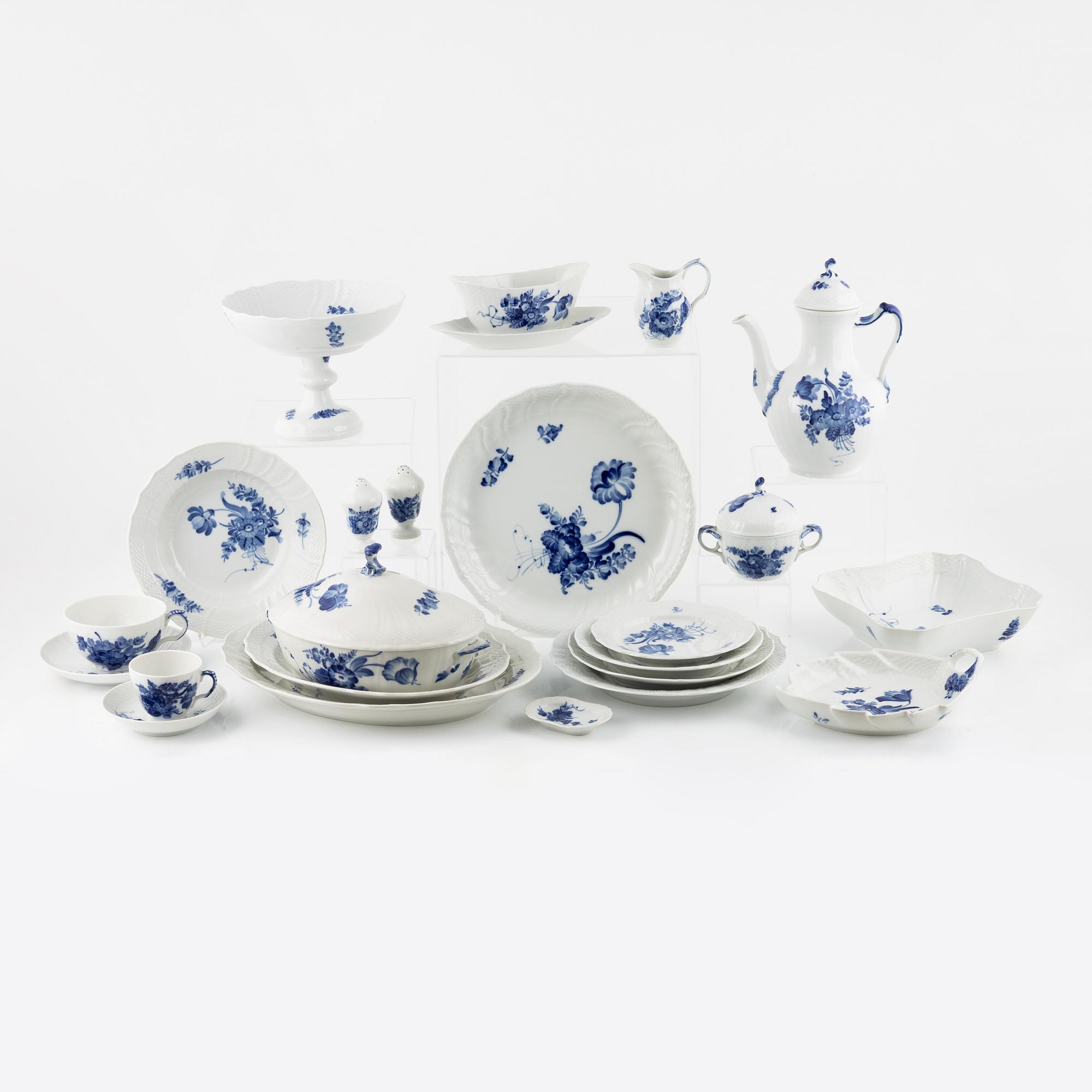 Mat-och kaffeservis, porslin, 96 delar, "Blå Blomst", Royal Copenhagen, Danmark.