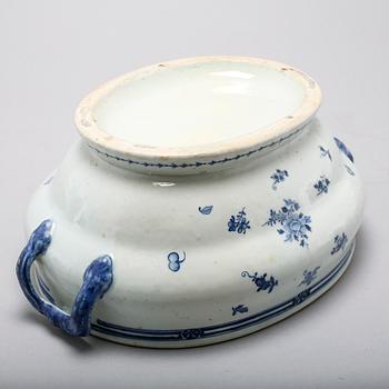 A porcelian chinese turren from the 18th century.