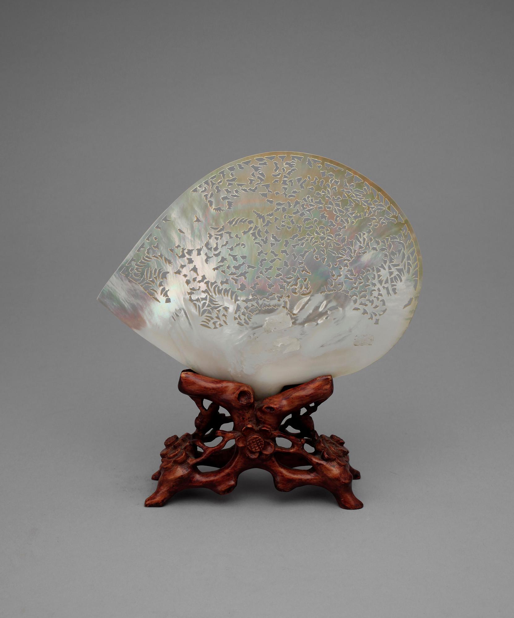 SNÄCKA/SKULPTUR, pärlemor, Kina, 1900-tal.