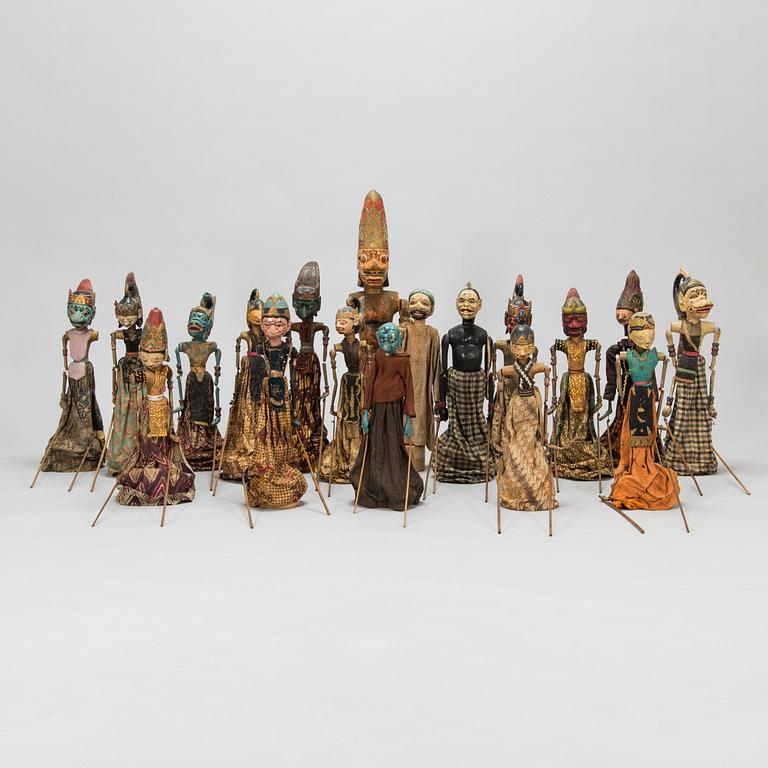 18 Indonesian 'Wayang golek' puppets / marionettes, circa 1900.