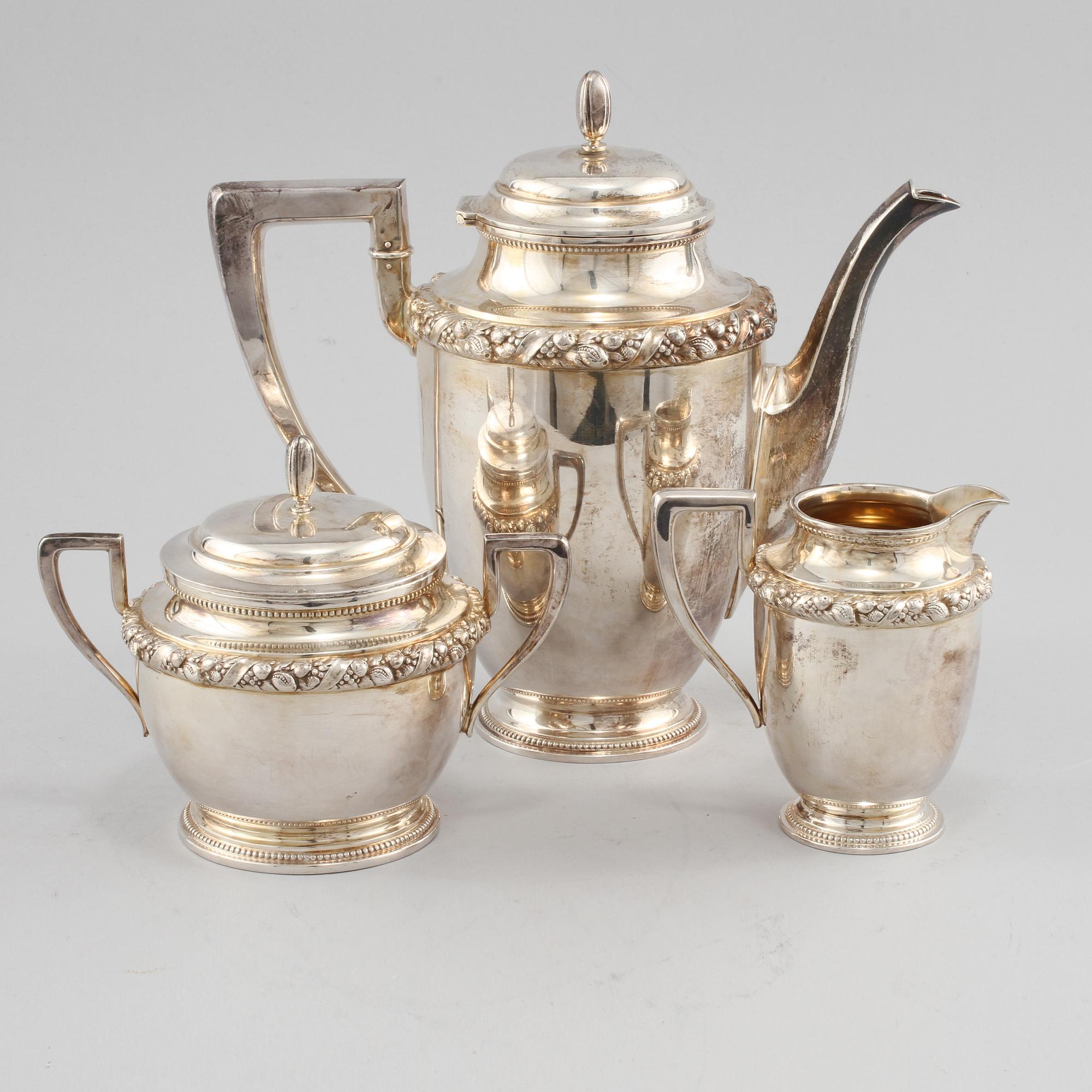 KAFFESERVIS, 3 delar, silver, importstämplad och stämplad C. G Hallberg, Stockholm, 1920. Vikt 1000 g.