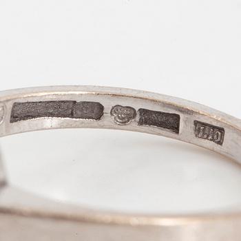 RING, med ovalslipad rubin 0.99 ct samt briljantslipade diamanter totalt 0.71 ct.