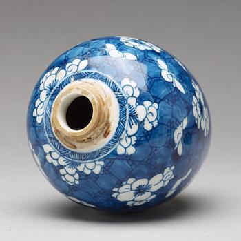 A blue and white jar, Qing dynasty, Kangxi (1662-1722).