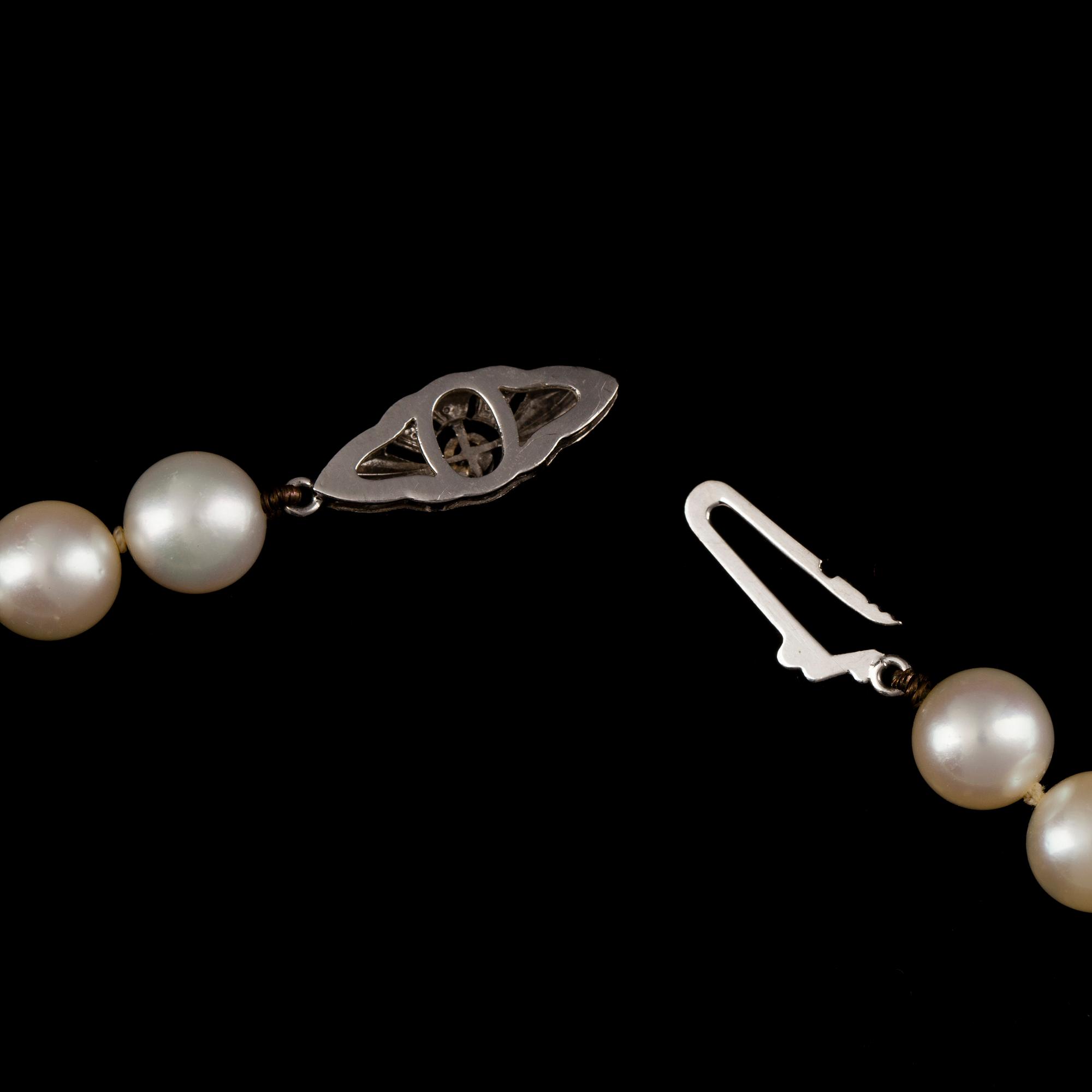 PÄRLHALSBAND, lås 14K vitguld. Pärlornas diameter ca 7,5 mm.