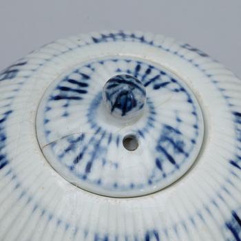 TEKANNA, porslin, Meissenliknande märke, 1800-tal.