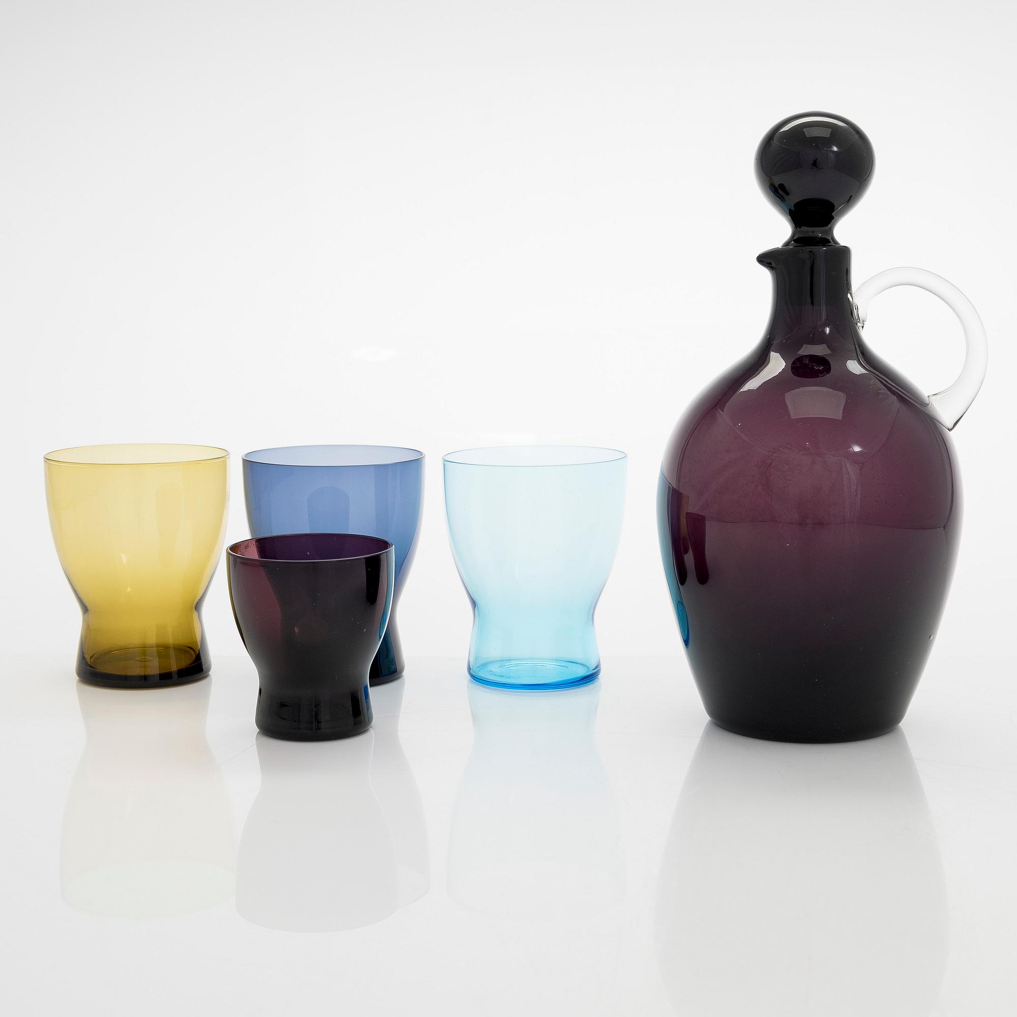 Saara Hopea, A model 2501 carafe and 15 model 1710 drinking glasses, Nuutajärvi. In production 1956-1966.