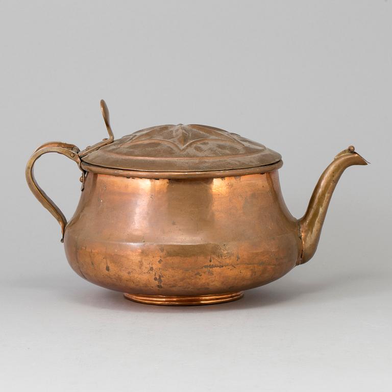 A LARGE COPPER KETTLE, 18th/19th century.