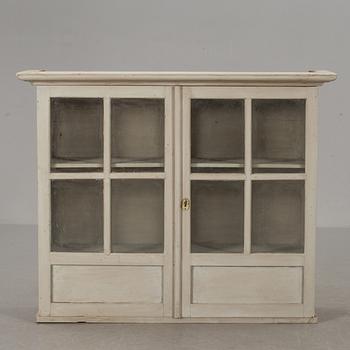 VÄGGSKÅP/SKÅPSÖVERDEL. 1800-talets slut.