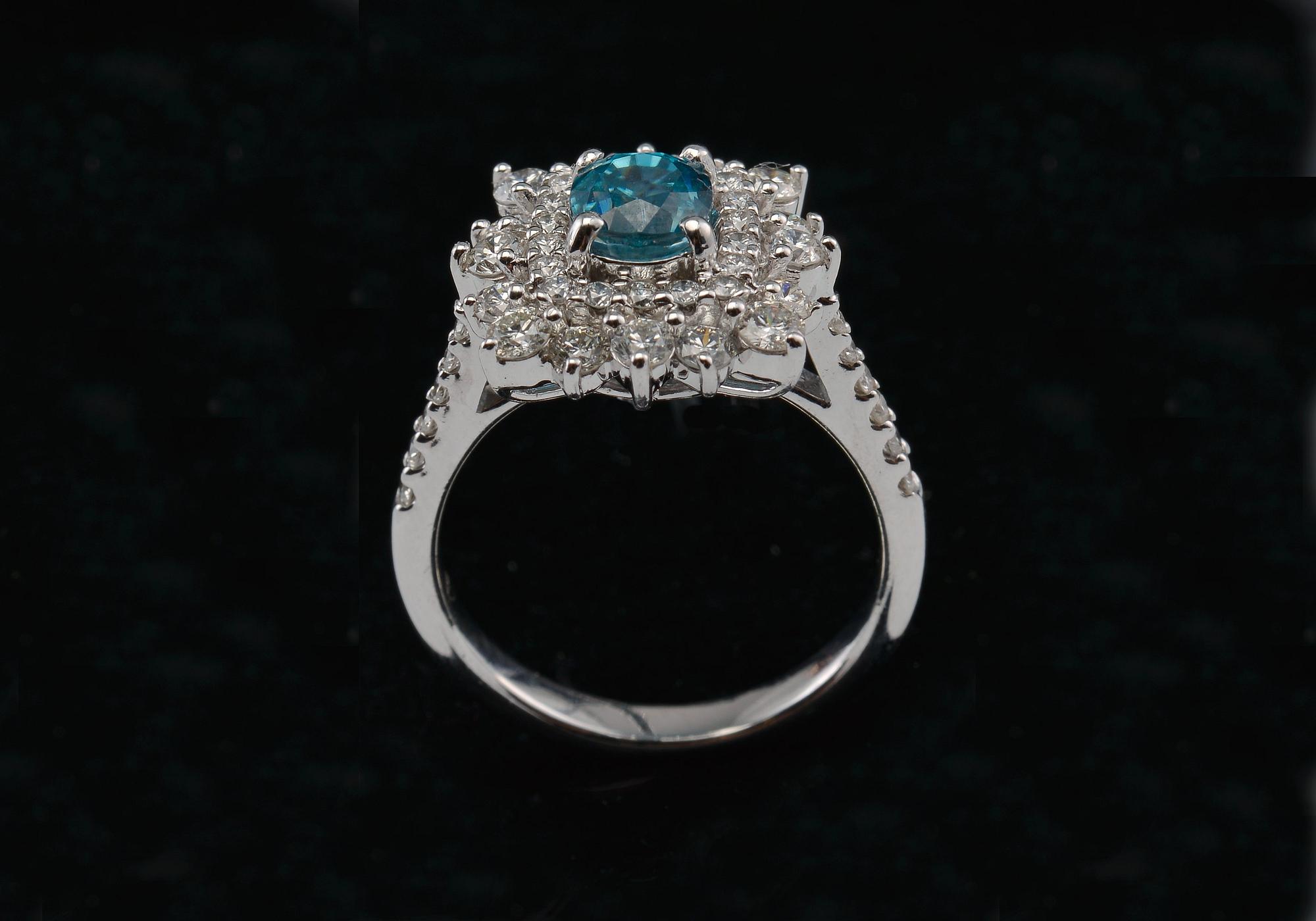 A RING, brilliant cut diamnonds c. 1.00 ct. zircon c. 1.2 ct. Weight 6,3 g.