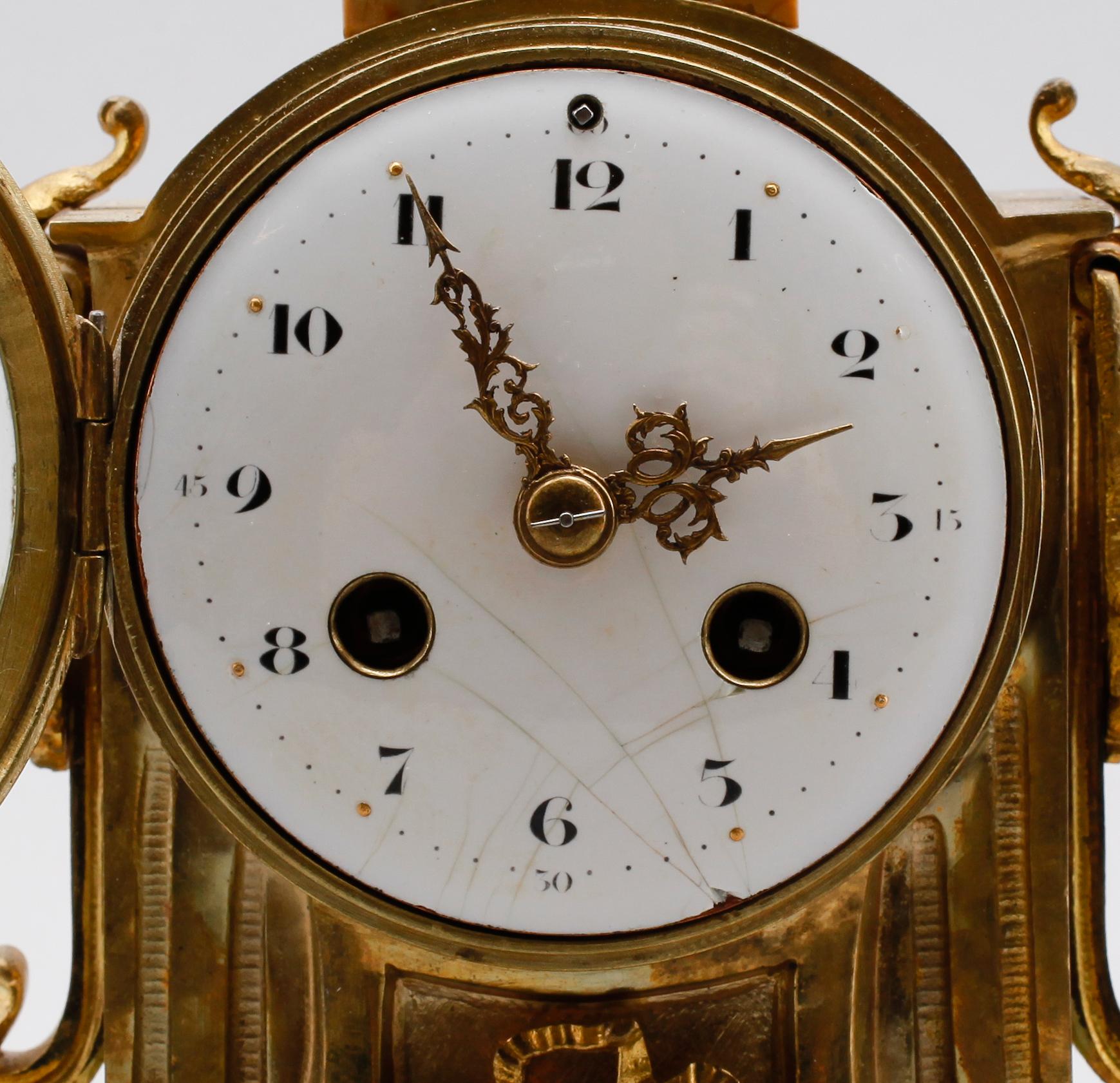 BORDSPENDYL, förgylld mässing och marmor, Frankrike, 1900-talets första hälft.