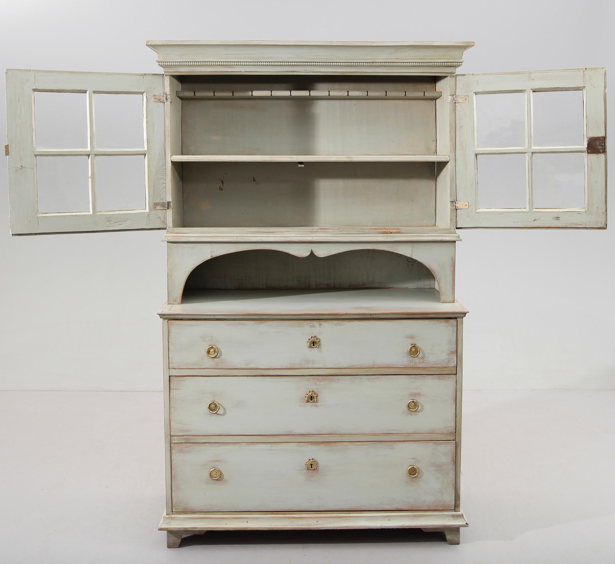 VITRINSKÅP, 1800-talets första hälft.