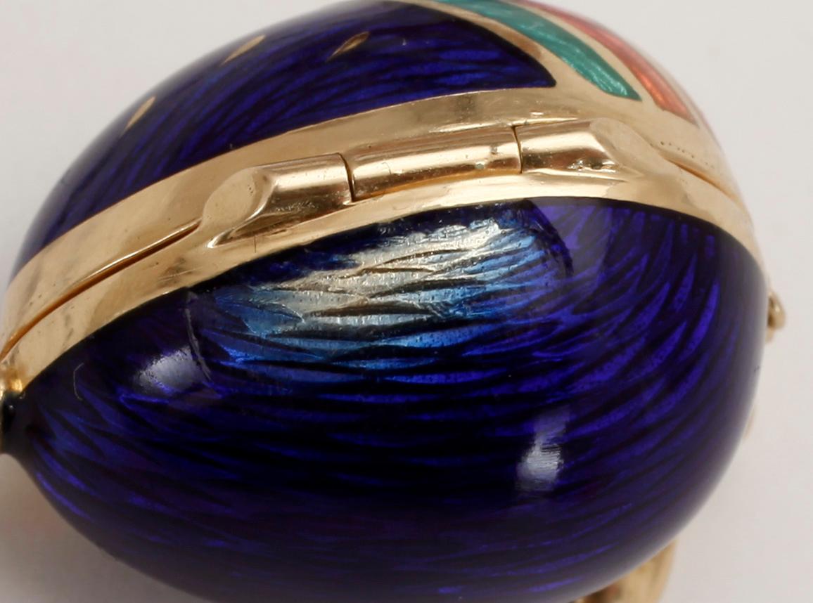 HÄNGE, 18k guld med emalj och två små briljantslipade diamanter, Fabergé, nr 58/300.