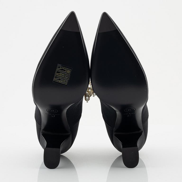 Chanel, a pair of pearl and strass bow pumps, size 37.