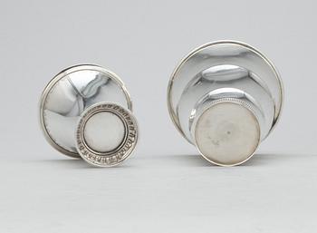 BÄGARE, två stycken, silver. CF Carlman, 1928 resp CG Hallberg 1938. Total vikt ca 207g.