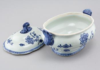 A porcelain terrine "Nejlika" from IKEAS 18th century series from the late 20th century.