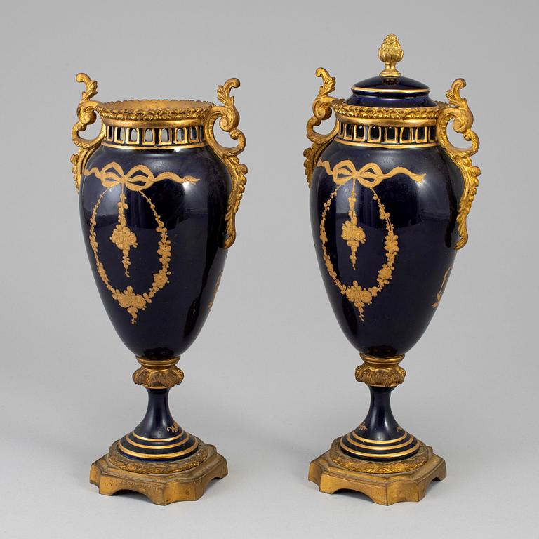 A pair of French urns, 20th century.