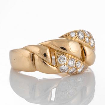 A Cartier ring in 18K gold set with round brilliant-cut diamonds.