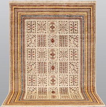 A carpet, Ziegler Design, approx. 253 x 172 cm.