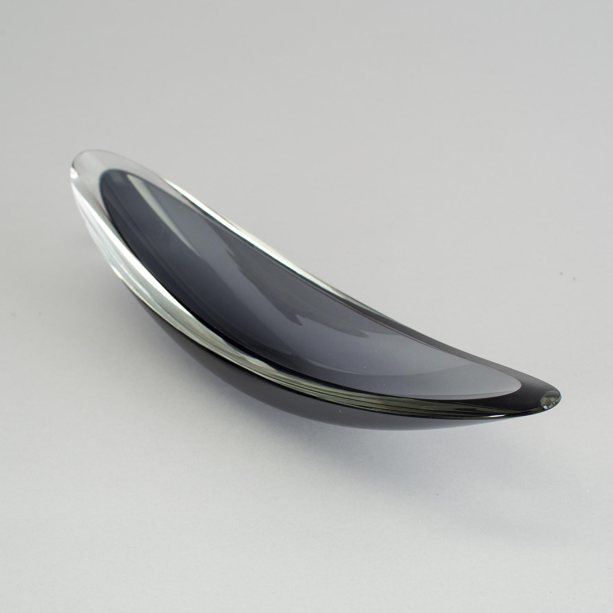 A "Lansetti" glass bowl by Kaj Franck, signed Nuutajärvi -57.