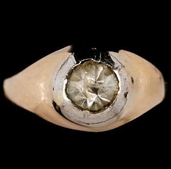 RINGAR, 2 st, 18k guld, omkring 1900. Vikt 14 g.