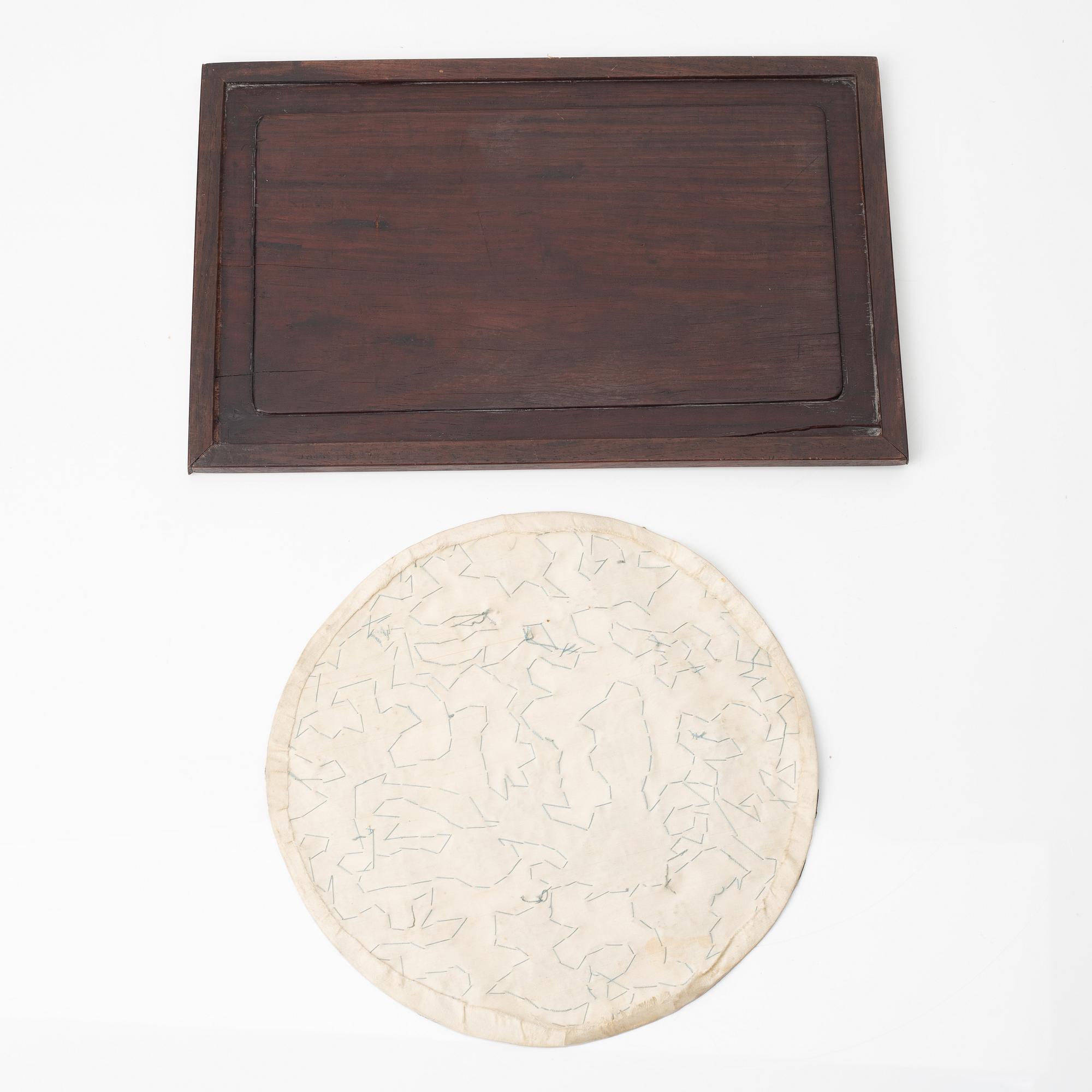 Broderi samt panel, hardwood. Qingdynastin, 1800-tal.