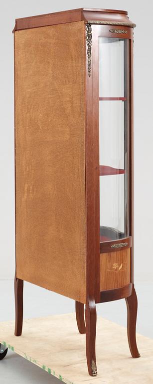 VITRINSKÅP, Louis XVI-stil, 1900-talets andra hälft.