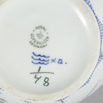 KAFFEKANNA och SOCKERSKÅL, porslin, "Musselmalet", Royal Copenhagen, Danmark, 1900-talets andra hälft.
