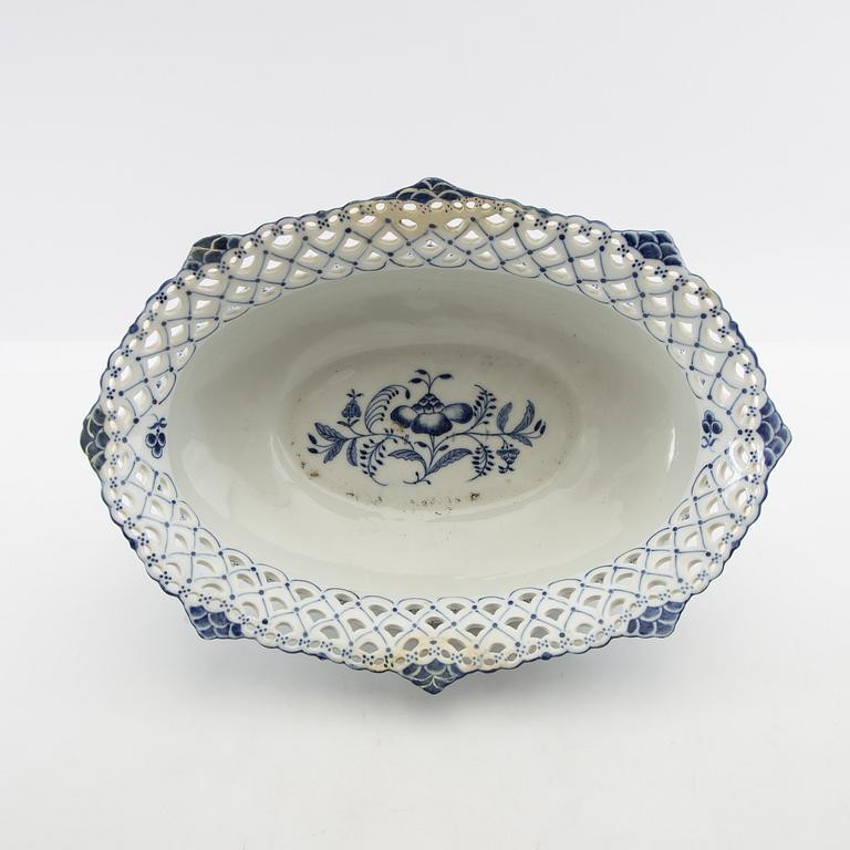 Jardinière "Musselmalet helblonde" Royal Copenhagen Denmark early 20th century porcelain.