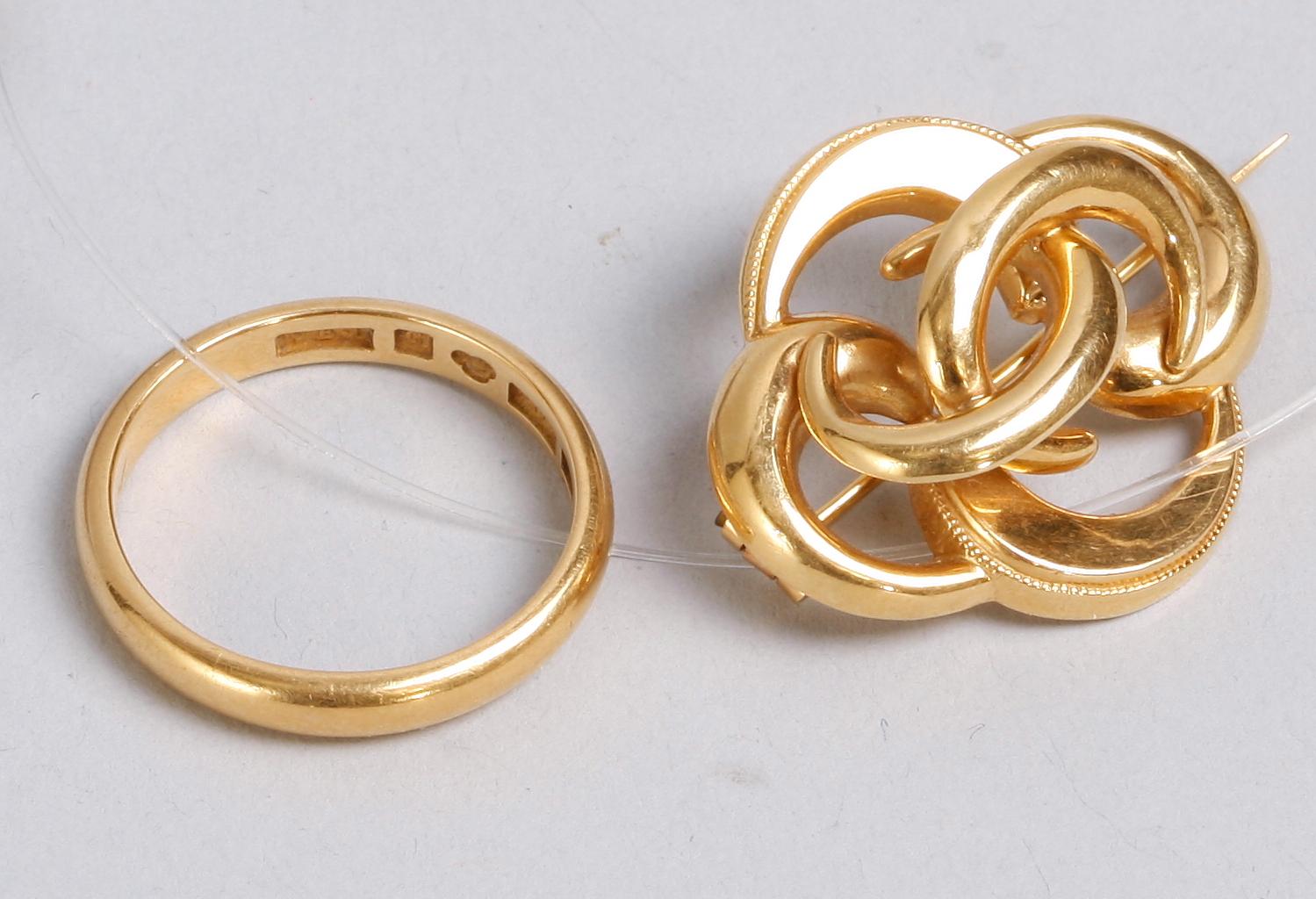 RING samt BROSCH, guld.